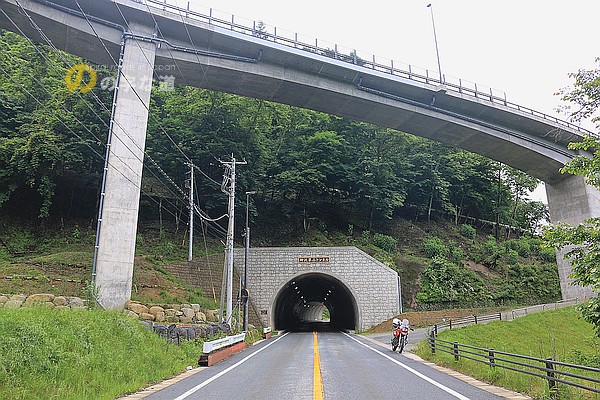 柳沢峠ツインループの柳沢第二トンネルと金運橋を眺める