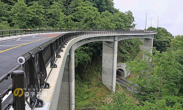 金運橋上から柳沢峠ツインループ交差部を眺める